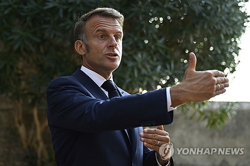 17일 의지의 연합 화상회의 후 기자들에게 설명하는 마크롱