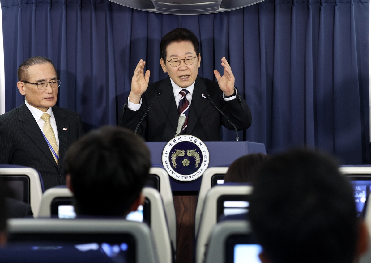 이재명 대통령, 공군 1호기 기내 간담회