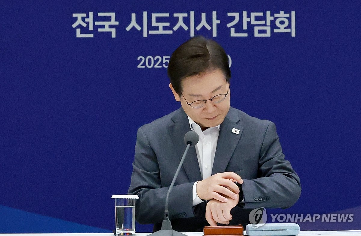 시간 확인하는 이재명 대통령