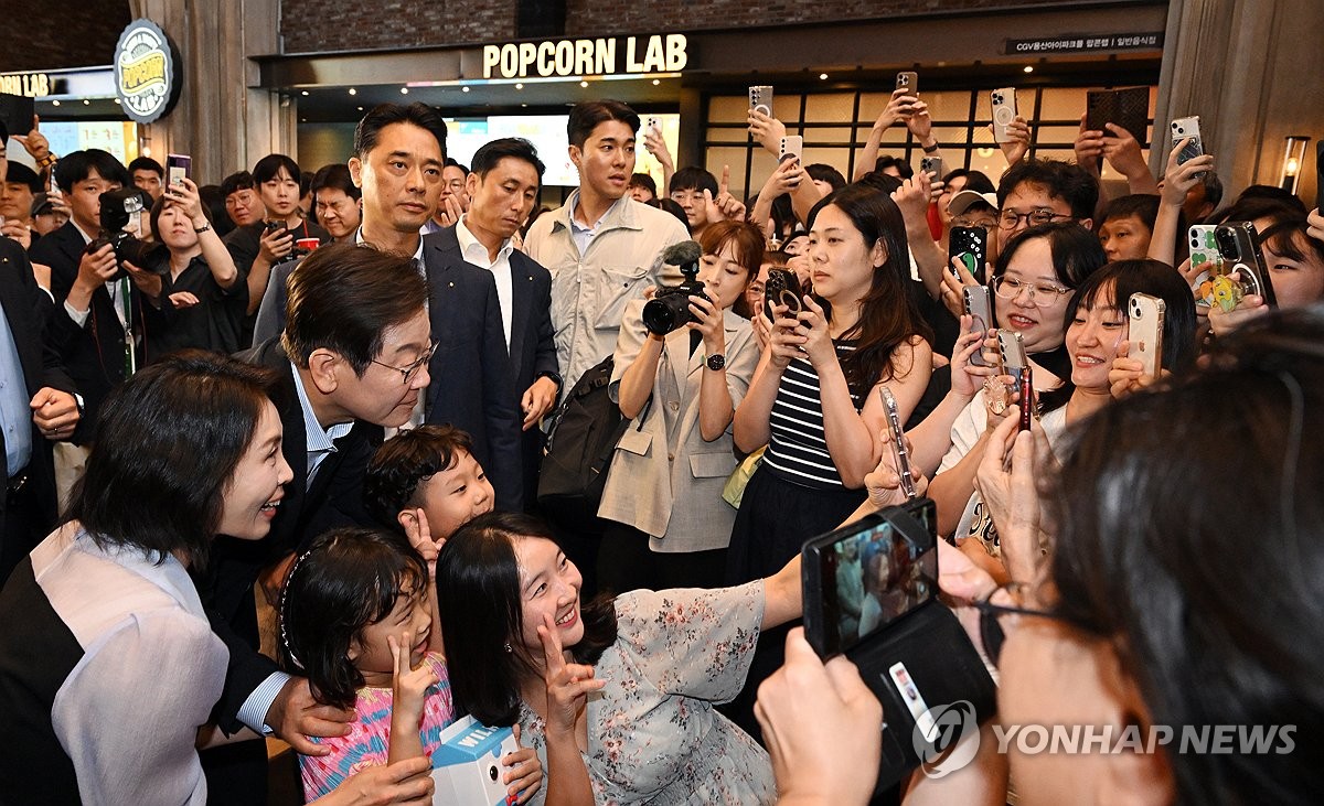 극장에 간 이재명 대통령 부부