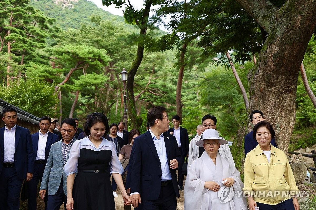 진관사 방문한 이재명 대통령 부부
