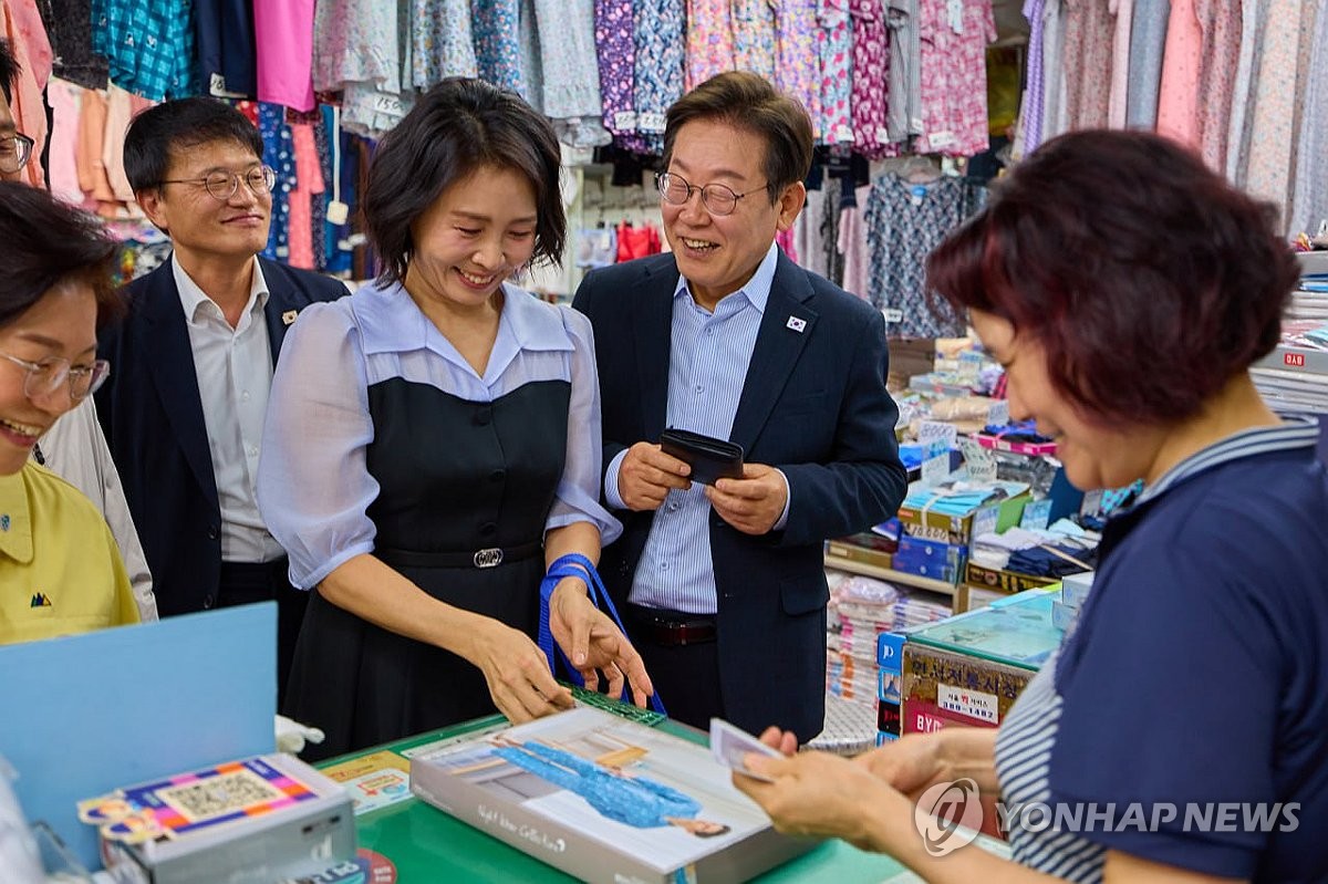 이재명 대통령 부부, 은평 연서시장 방문