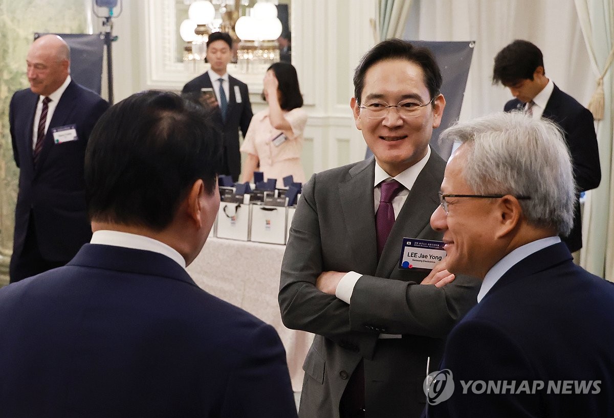 젠슨 황과 대화하는 이재용-최태원 회장