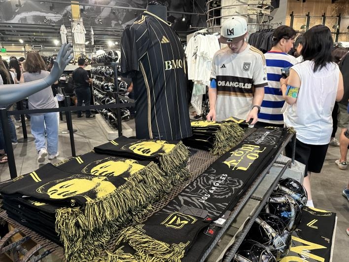손흥민 LAFC 티셔츠·기념품 사러 몰려든 팬들