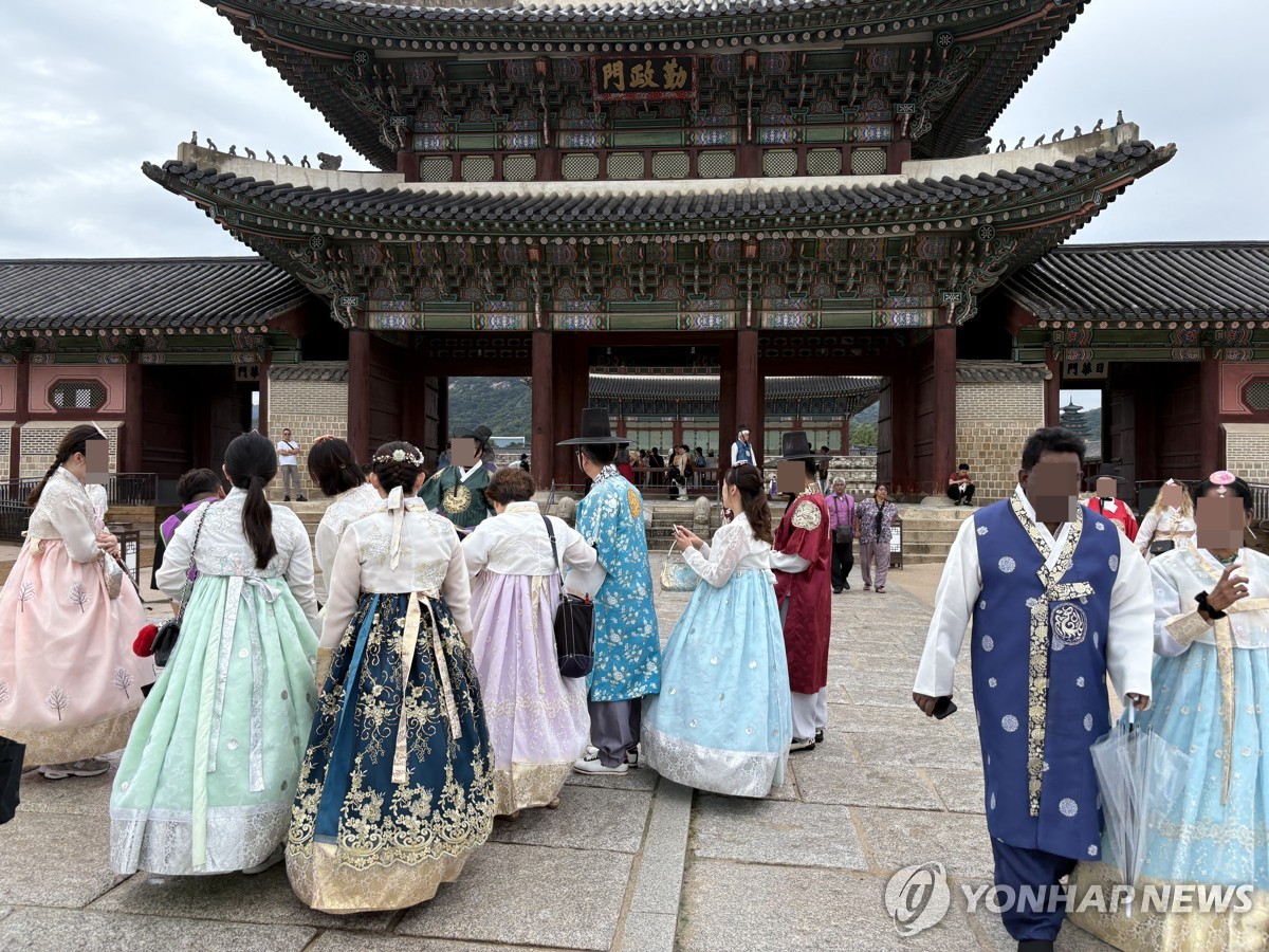 경복궁에 한복 입고 모인 외국인 관광객들