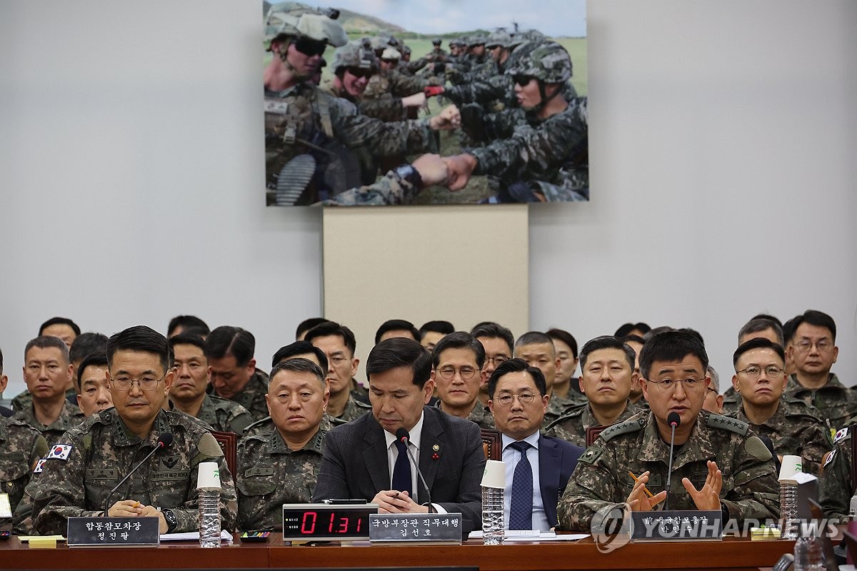 질의에 답하는 박안수 육군참모총장