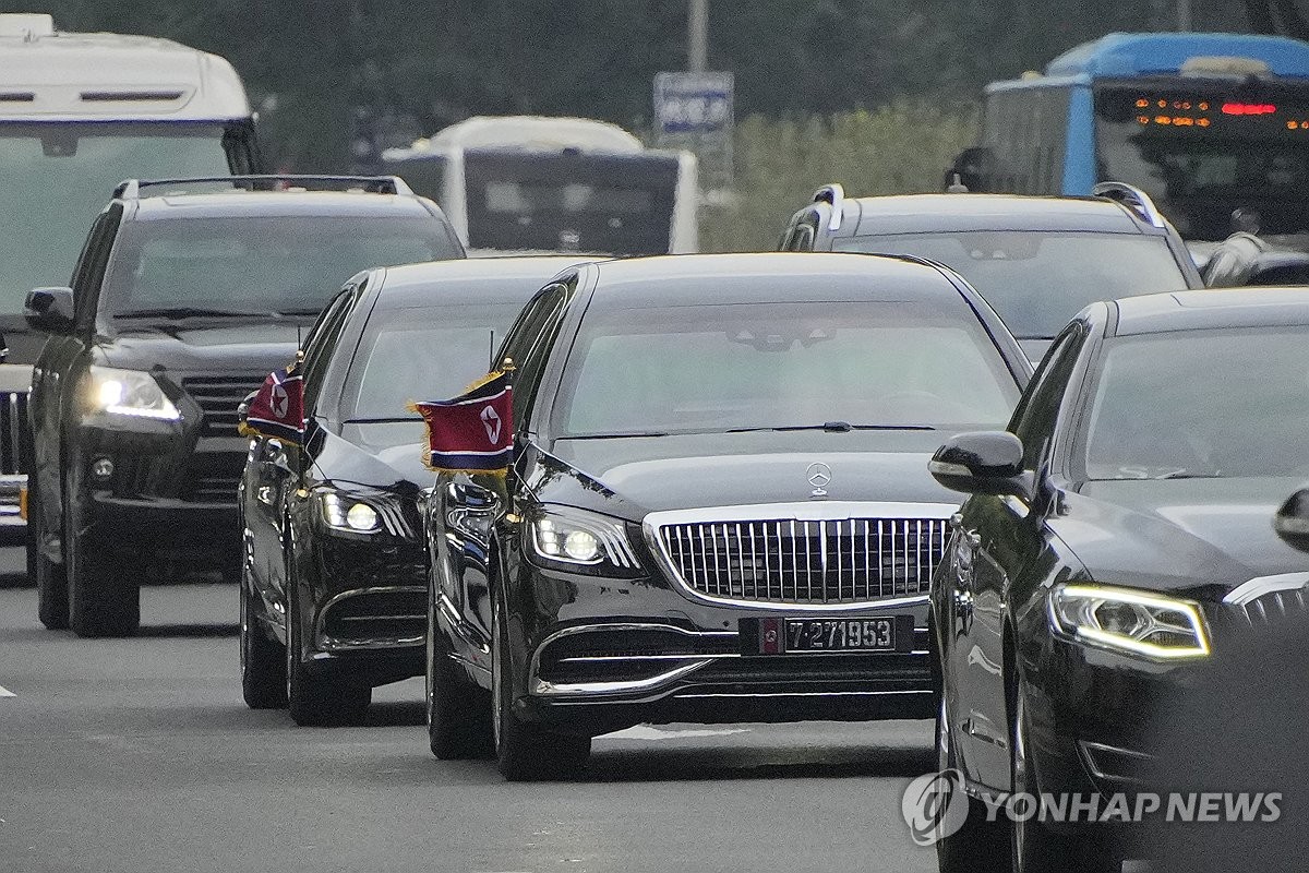'김정은 방중' 북 인공기 단 차량 행렬