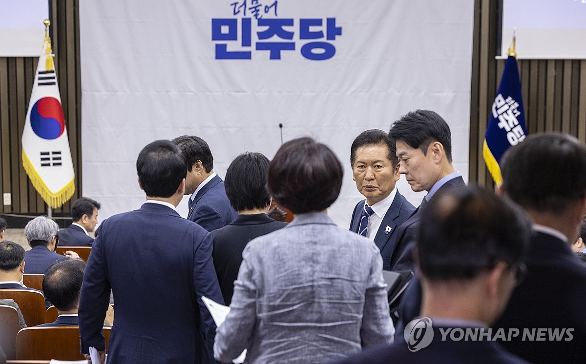 비공개 의원총회 참석한 정청래