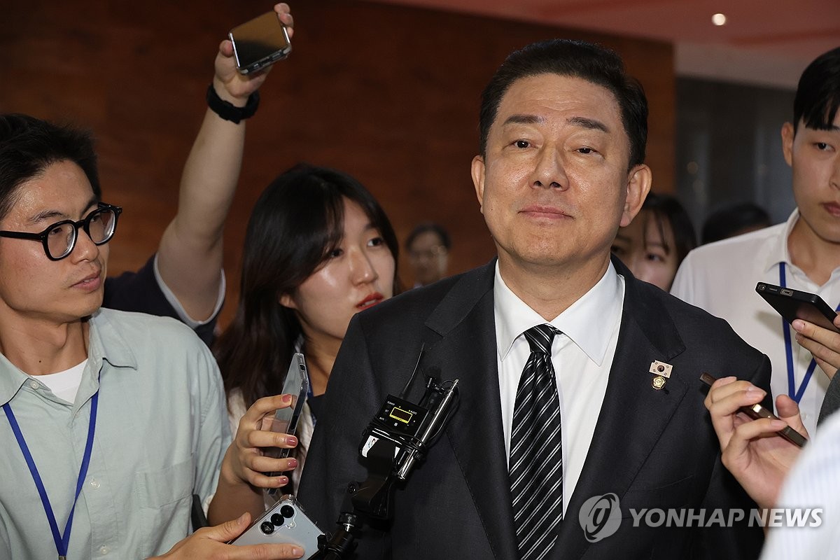 김병기 원내대표, 질문 받으며 본회의장으로