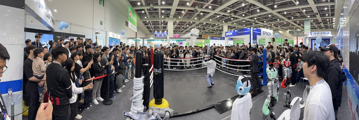로봇관에 모여든 관람객