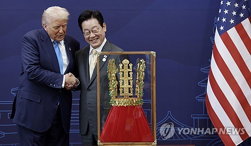 '천마총 금관 모형'과 한미 정상