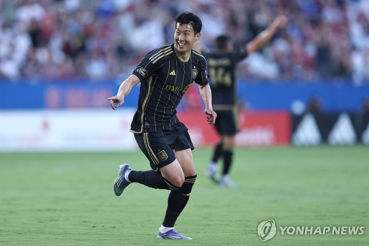 댈러스전에서 프리킥으로 MLS 데뷔골을 넣고 기뻐하는 손흥민
