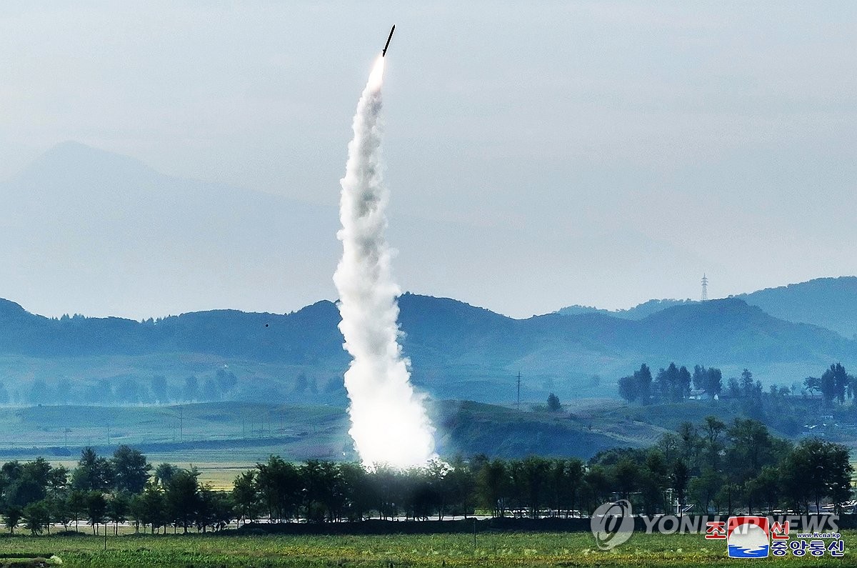 북한이 작년 9월에 4.5t 초대형 재래식탄두 장착 신형미사일 시험발사에 성공했다며 공개한 사진