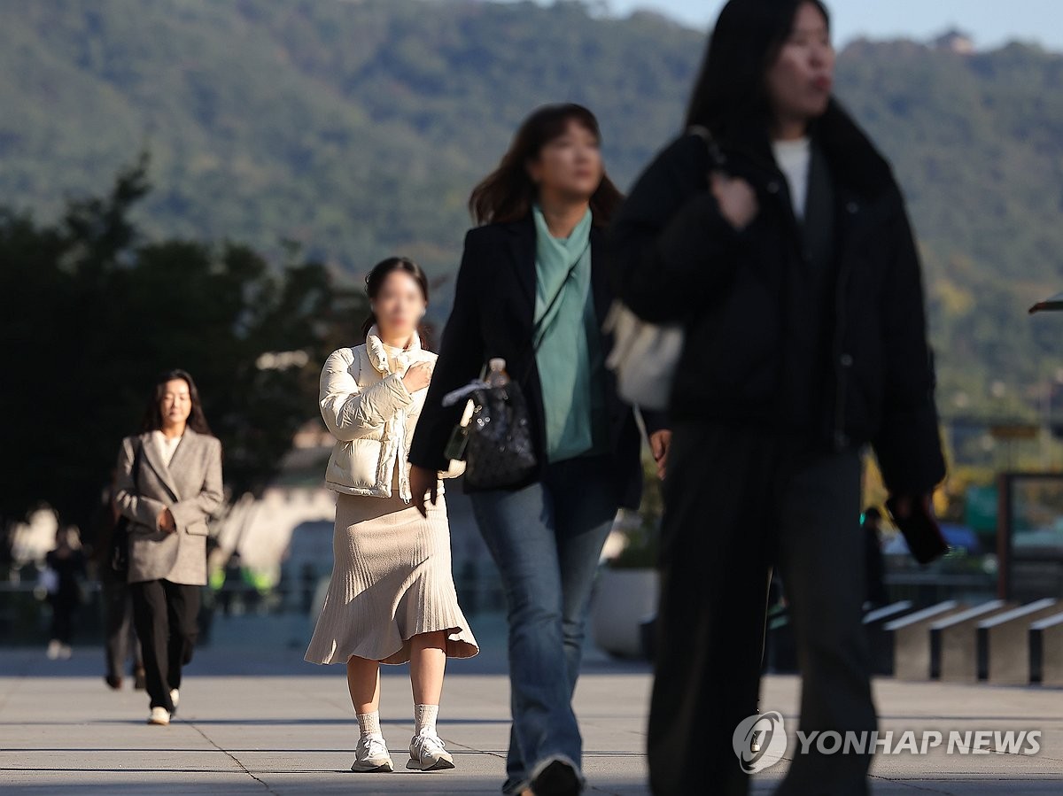 두꺼운 옷차림 한 시민들
