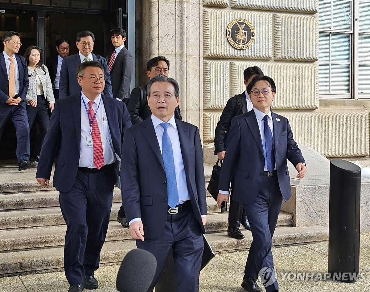 러트닉 만나고 나오는 한국 측 협상단