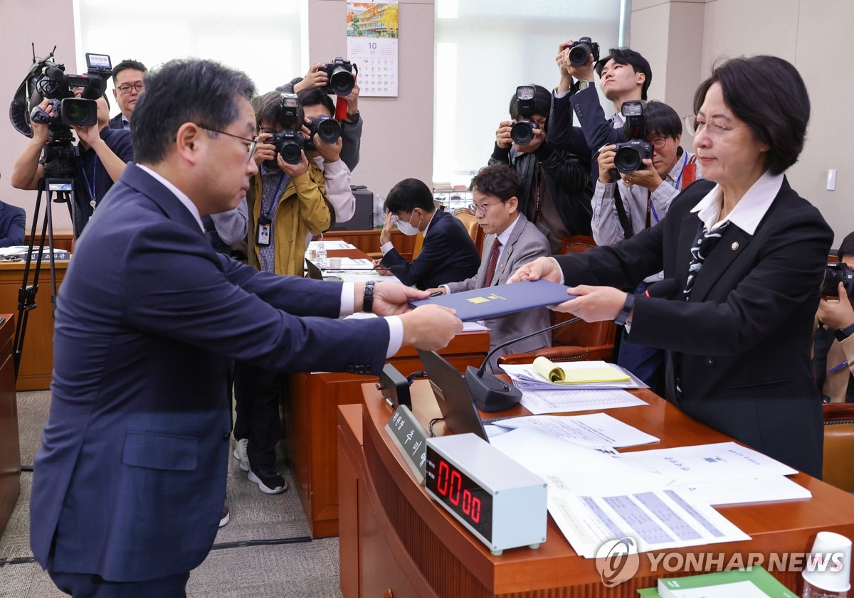 선서문 제출하는 노만석 검찰총장 직무대행