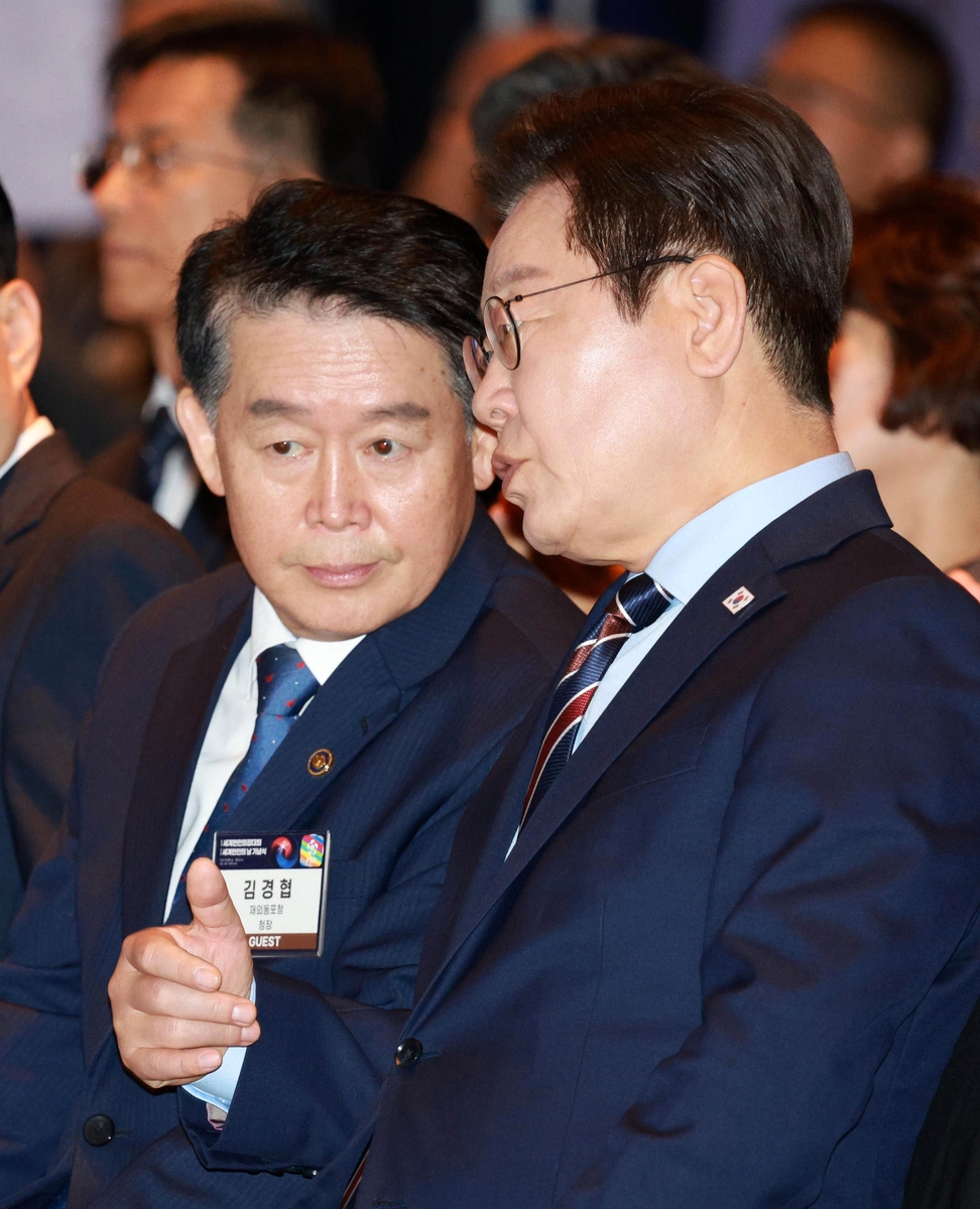 대화하는 이재명 대통령과 김경협 재외동포청장