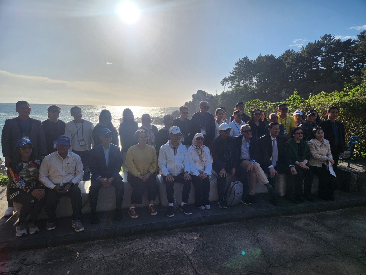 제주올레길에 설치된 한-아세안 기념 벤치