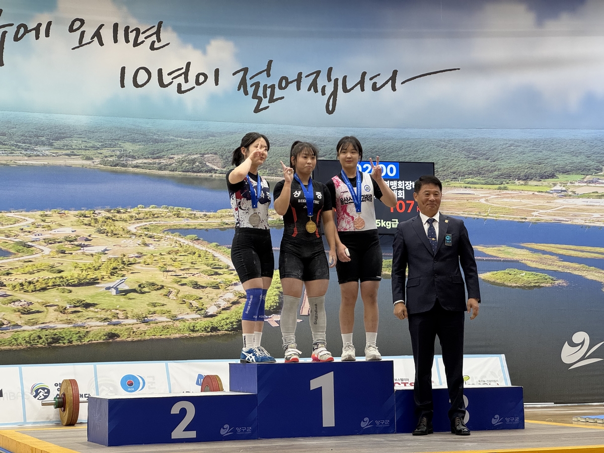 역도 여자 55㎏급에서 압도적인 기록으로 우승한 정혜담(왼쪽 두 번째)