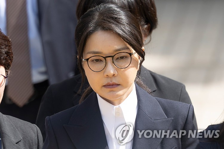 김건희 "샤넬백 받았다" 인정… 특검 "사용감 있었다" 정면 반박