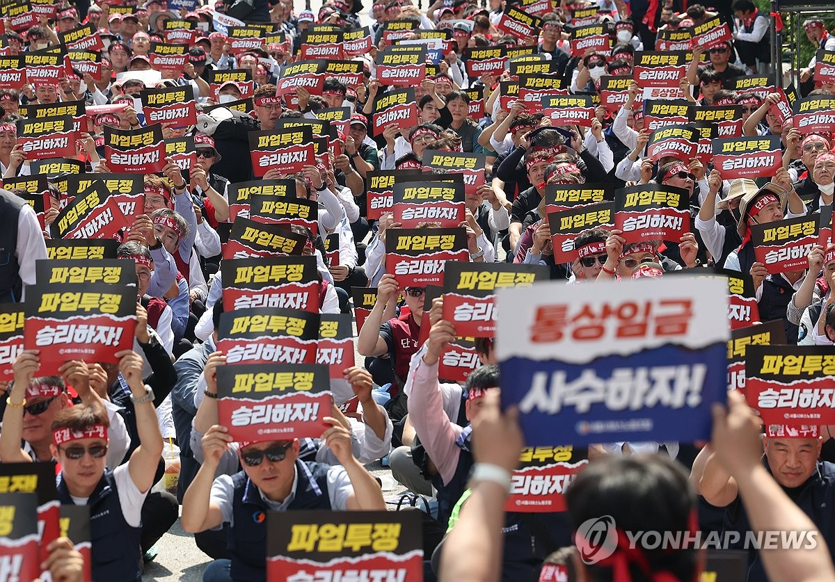 파업 손팻말 든 서울시버스노조 조합원들