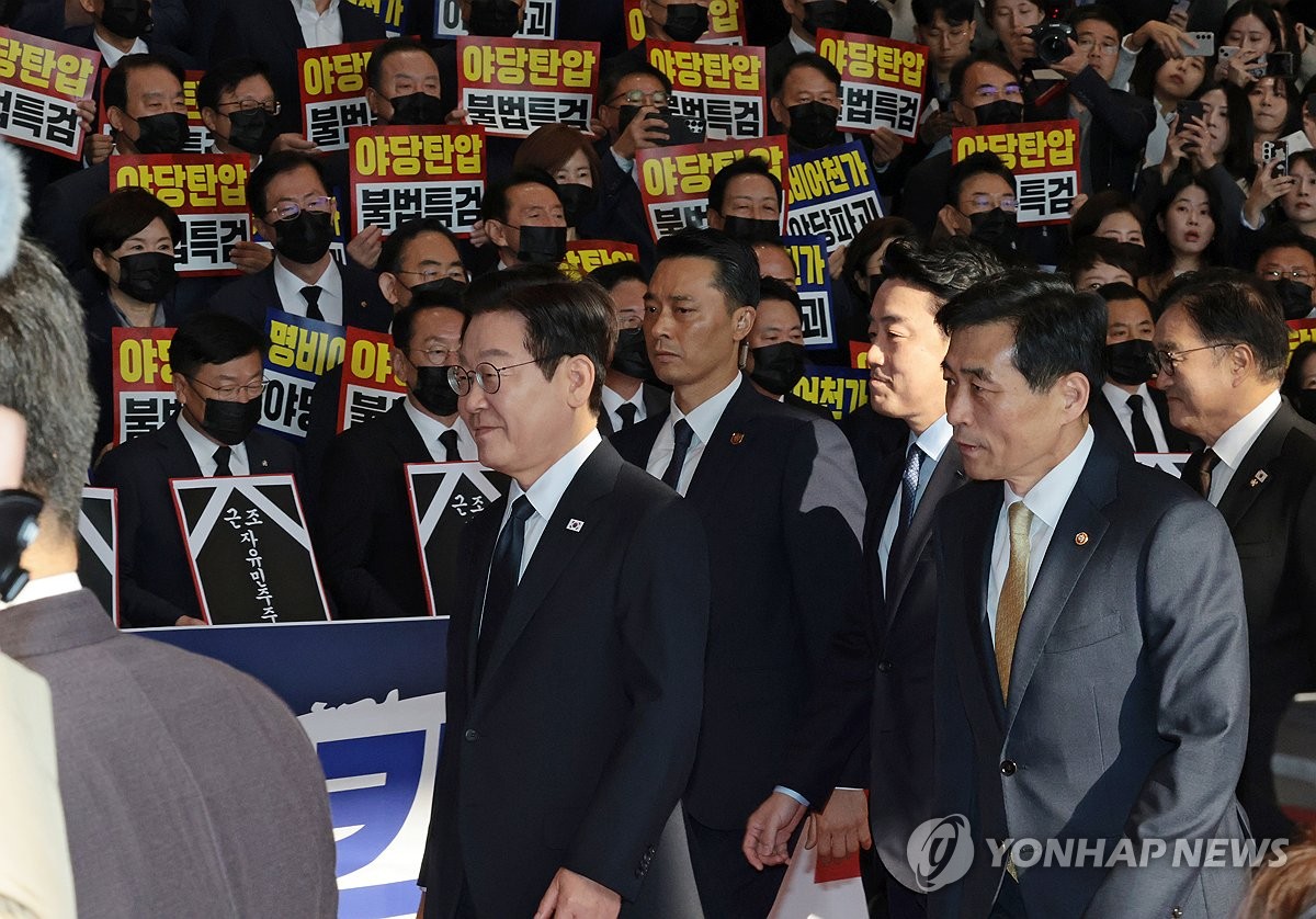 시위하는 국민의힘 의원들 앞 지나는 이 대통령