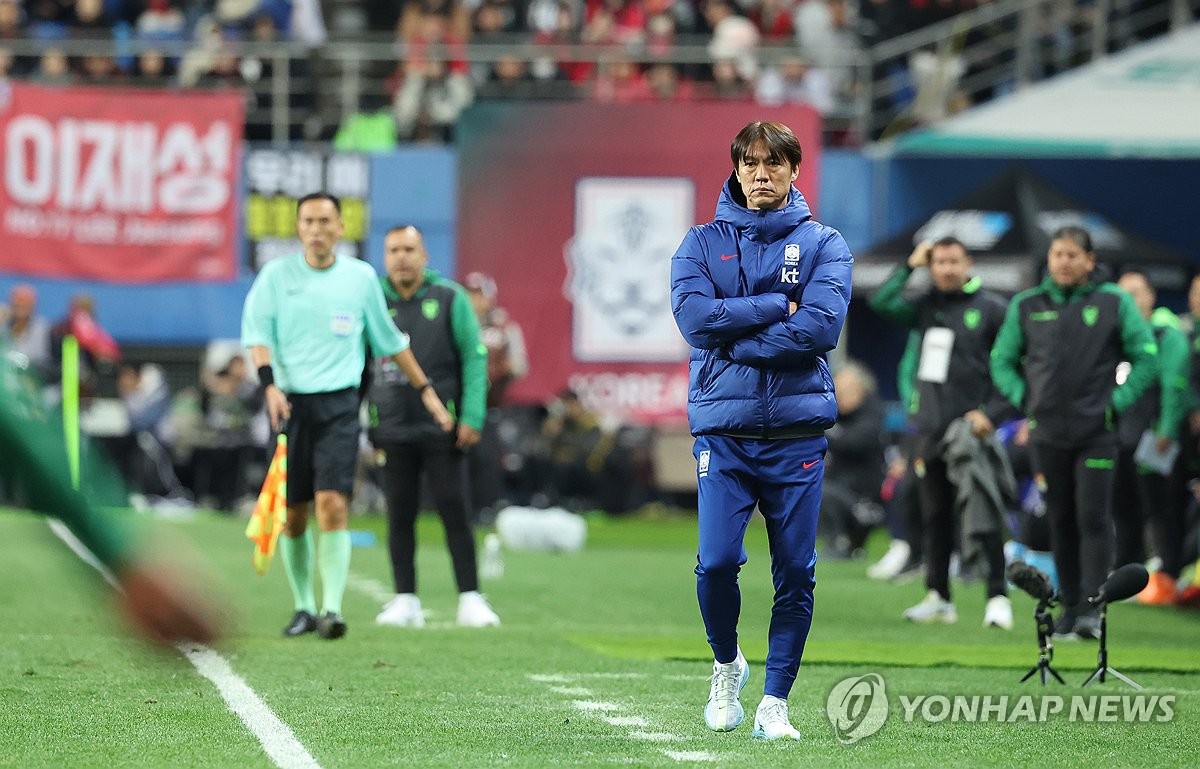 경기 지켜보는 홍명보 감독