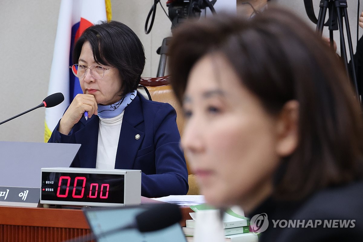 질의 듣는 추미애 법사위 위원장