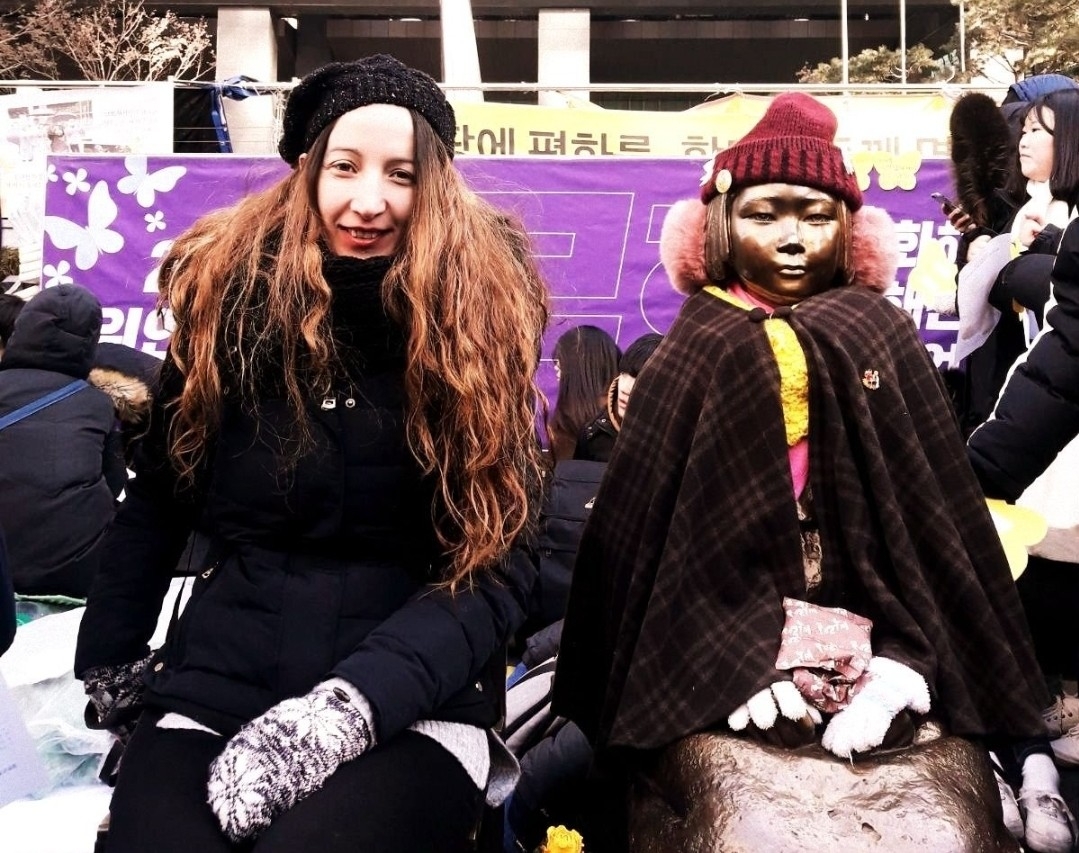 소녀상 옆에 앉은 알바레스 박사