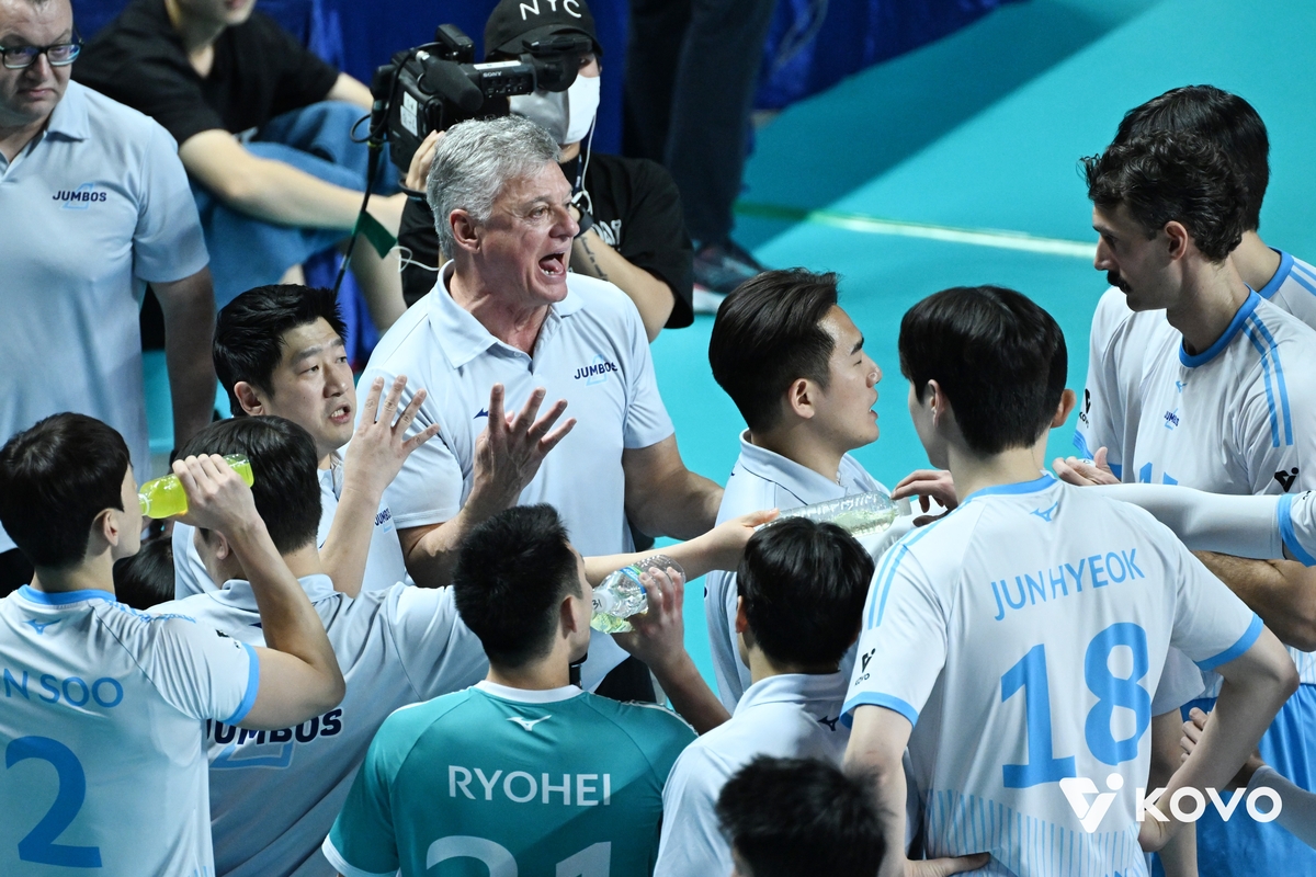 열정적으로 작전타임 때 지시하는 헤난 달 조토 대한항공 감독