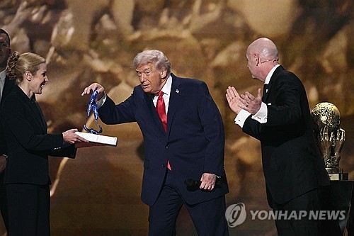 '국제축구연맹(FIFA) 평화상' 메달 집어 드는 트럼프
