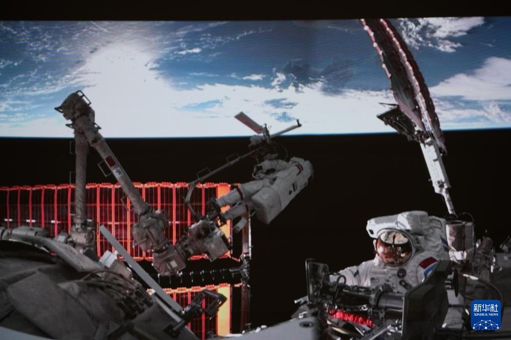 중국 선저누 21호 승무원 우주유영