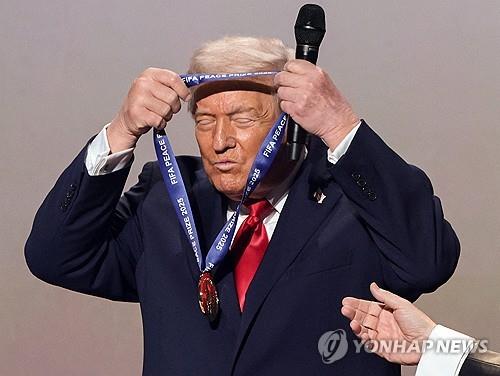 FIFA 평화상 받는 트럼프 미국 대통령