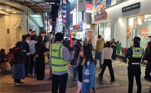 명동에서 안전관리를 하는 모습