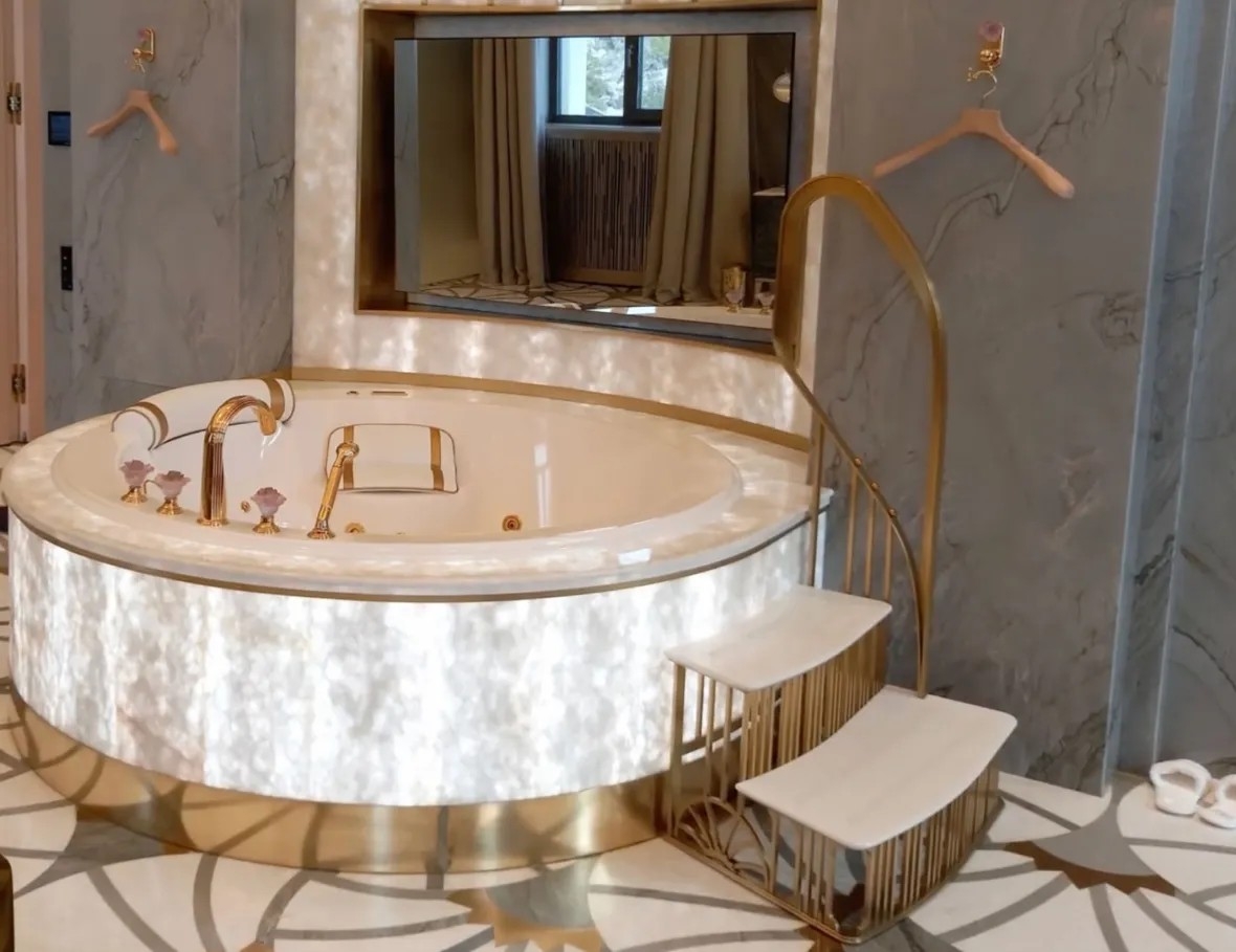 FBK 보고서에 등장하는 푸틴 대통령의 '초호화 별장' 욕실