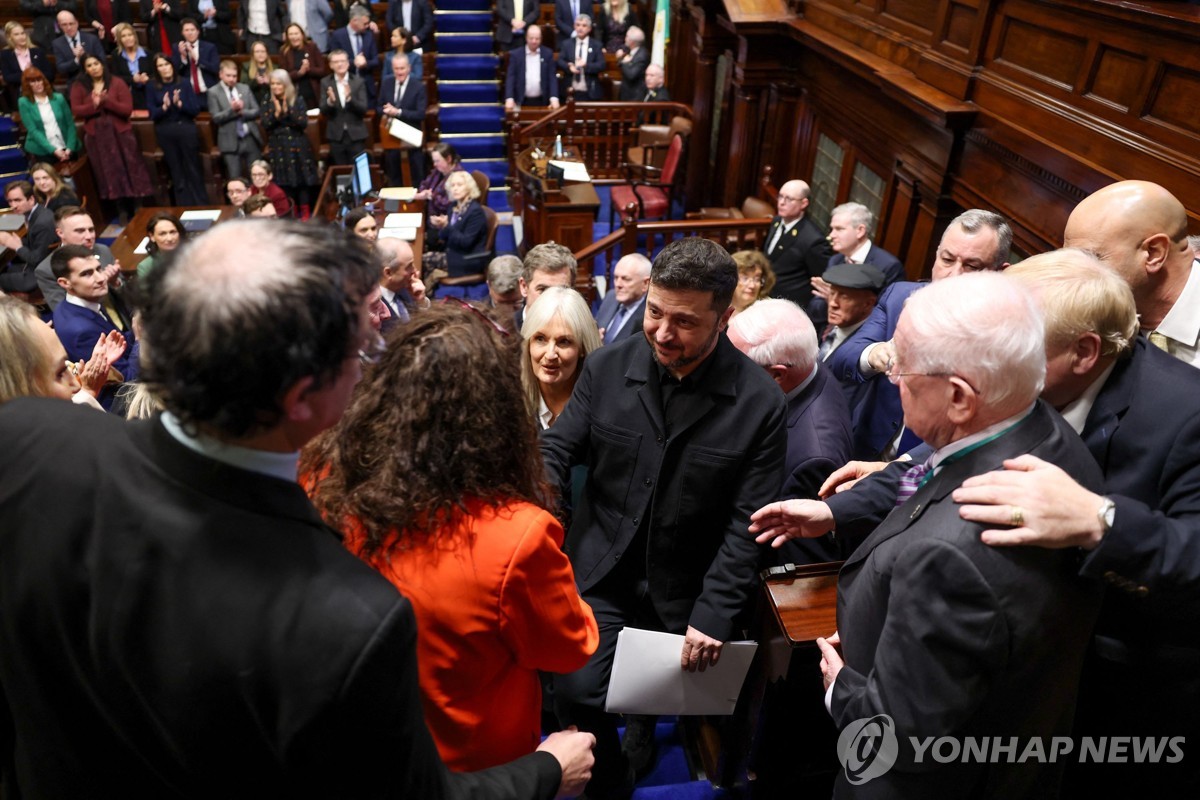 아일랜드 의회에서 연설 후 의원들과 인사하는 젤렌스키