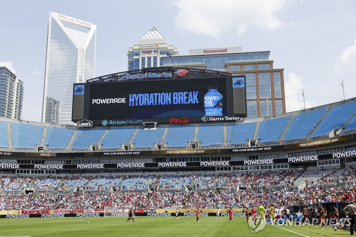 2025 FIFA 클럽 월드컵 경기에서 '수분 공급 휴식'을 알린 전광판