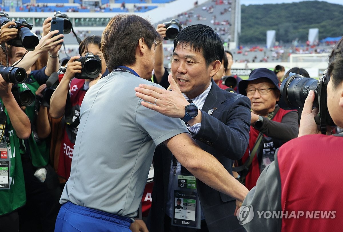 모리야스 하지메 감독과 인사하는 홍명보 감독