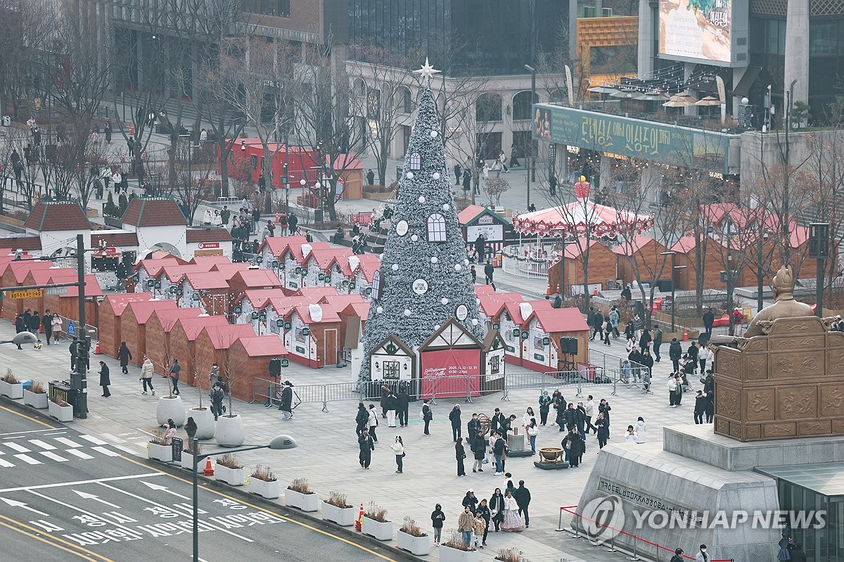 올해 마지막 주말, 광화문 찾은 시민들