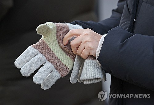 강추위 속 장갑 끼는 시민