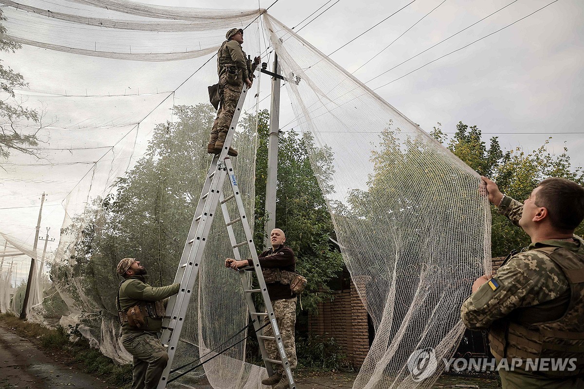 '러시아 드론 공격 막아라'…그물 설치하는 우크라 군인들