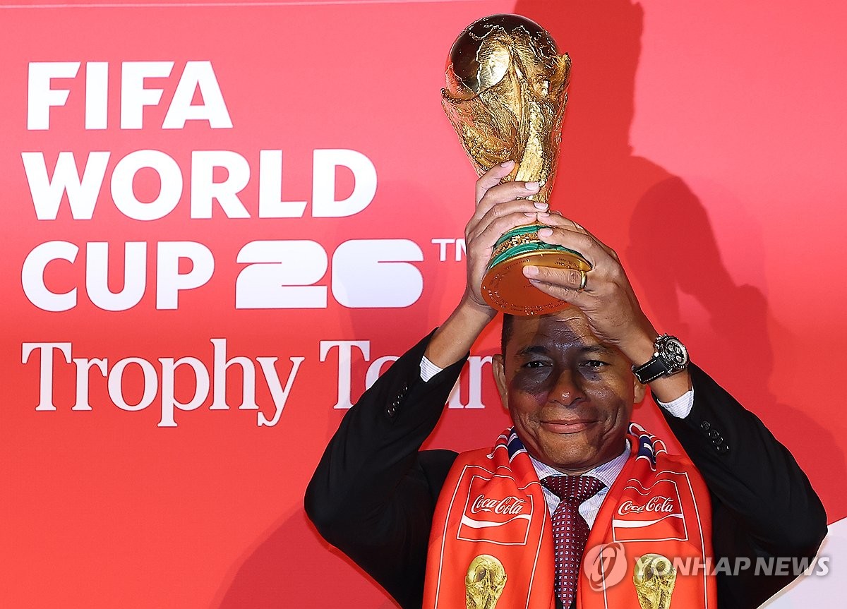 트로피 들어올리는 지우베르투 시우바