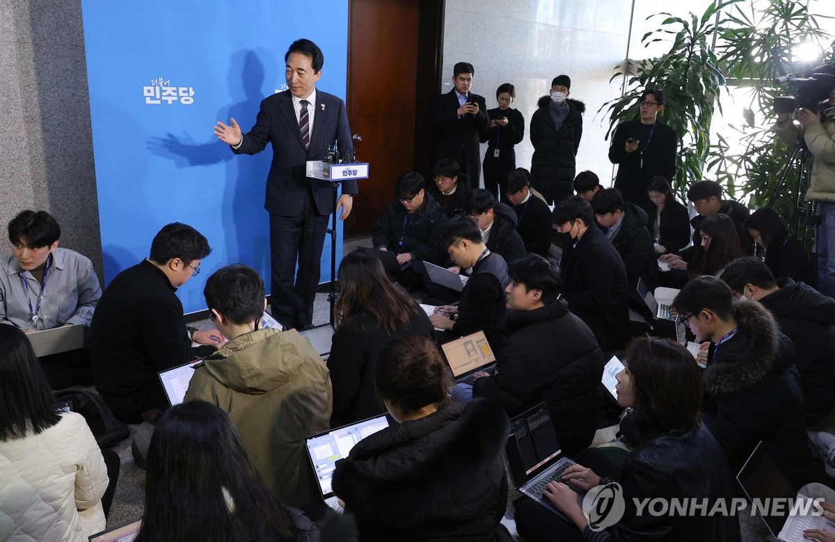 합당제안 배경 설명하는 박수현 대변인