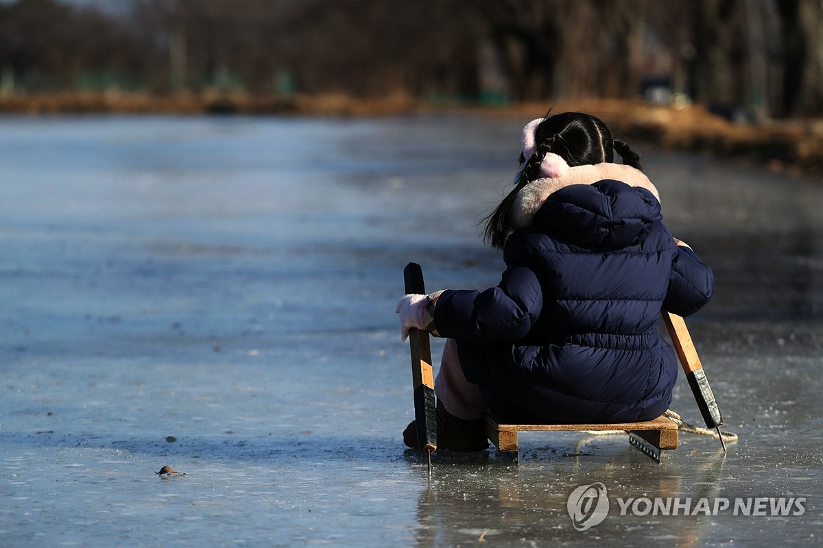 꽁꽁 언 얼음 위로