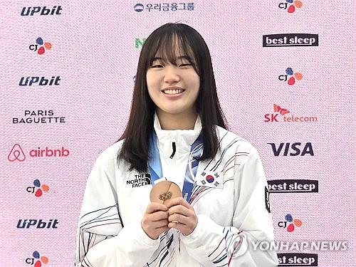 메달 들어보이는 유승은