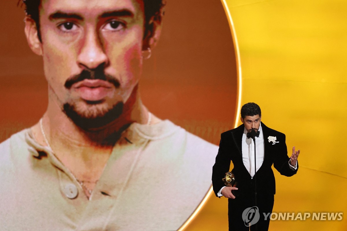 1일 그래미 시상식 무대에 올라 수상 소감 밝히는 배드 버니