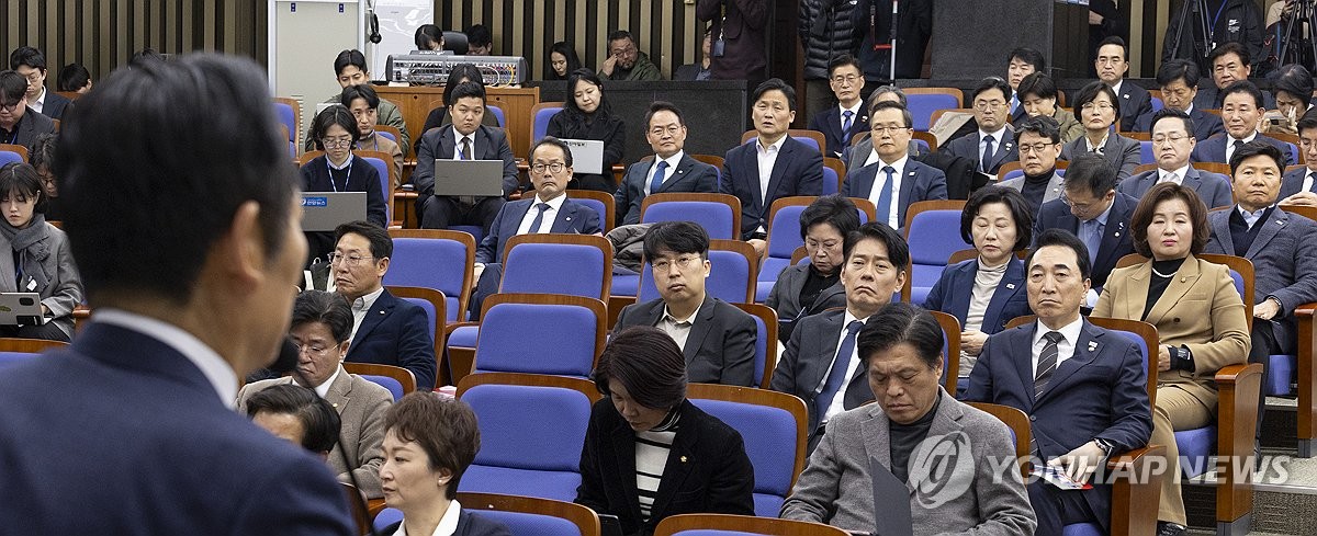 합당 관련 정청래 발언듣는 민주당 의원들