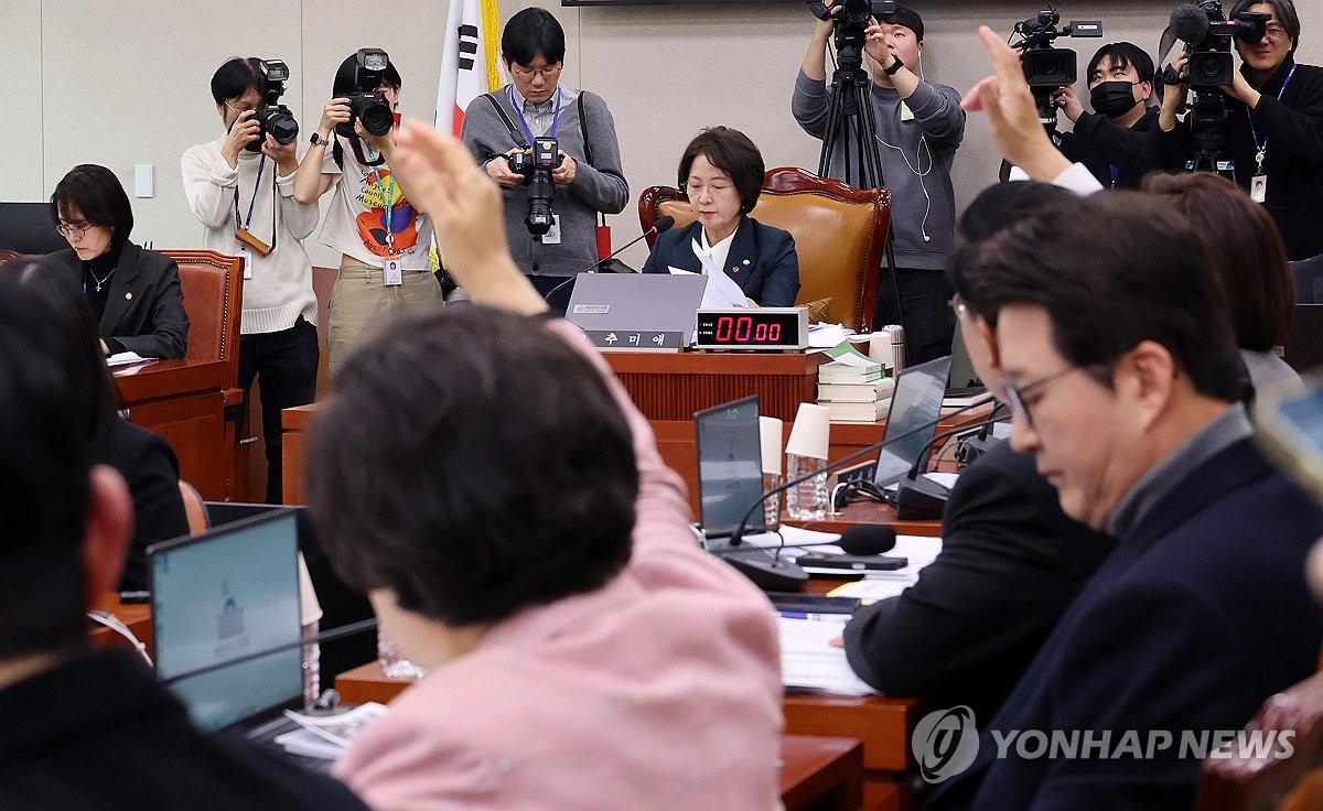 항의하는 국민의힘 법사위원들