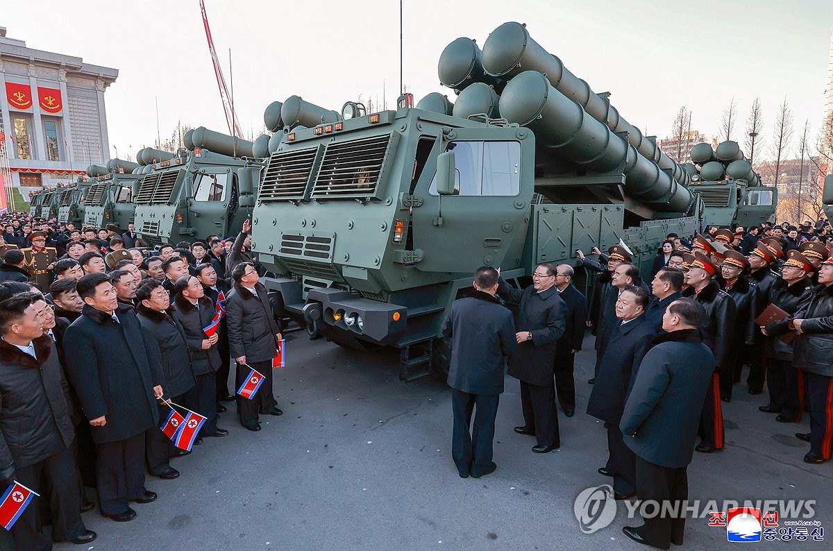 북한, 600mm 대구경 방사포 증정식 진행