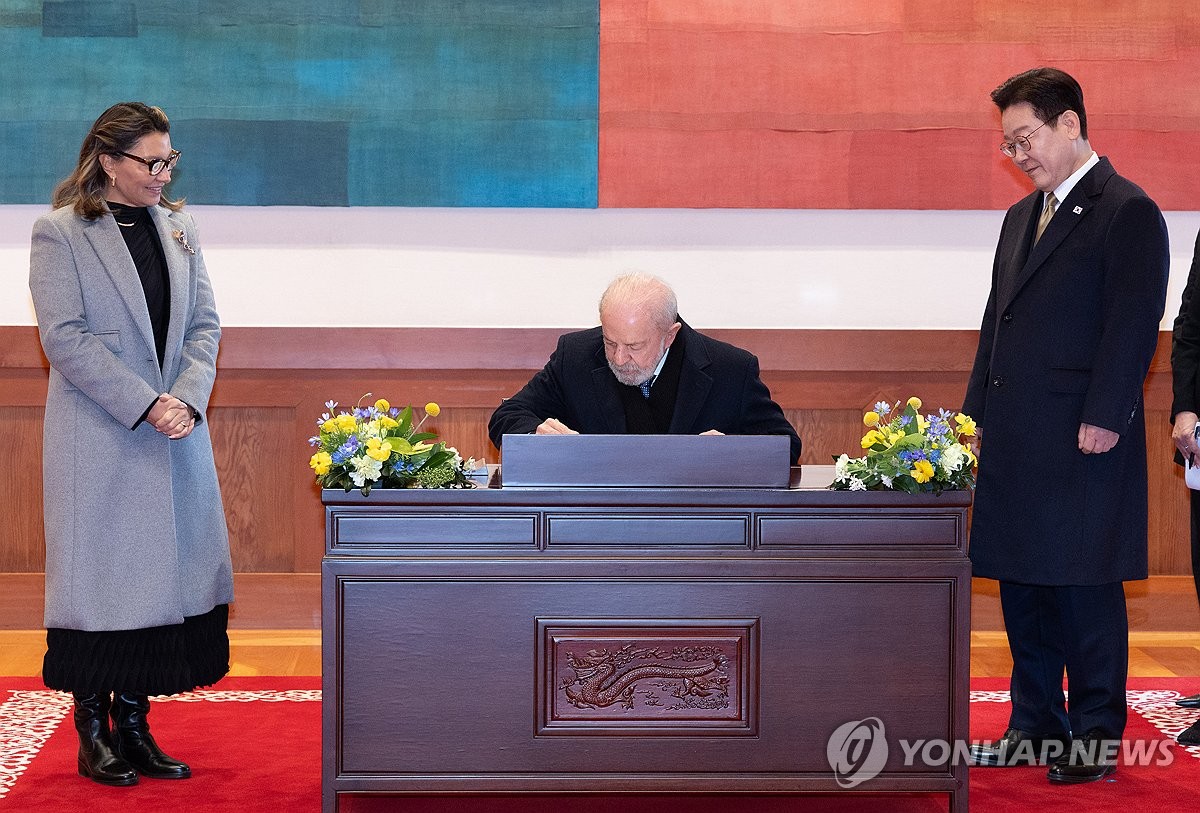 브라질 대통령 방명록 작성 지켜보는 이재명 대통령